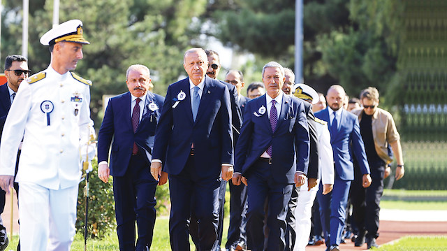 Recep Tayyip Erdoğan (Ortada) Hulusi Akar (Sağda)
Mustafa Şentop (Solda)