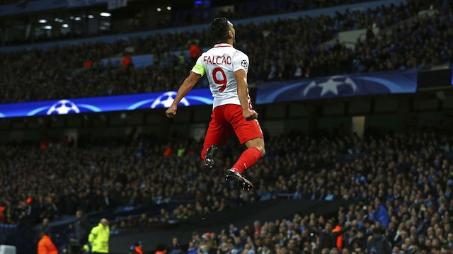 Galatasaray'ın Monaco'dan transfer ettiği Radamel Falcao, anlaşmanın sağlanması sonrasında Fatih Terim ile görüştü. Yıldız futbolcu transferi sonrası kendisiyle ilgili almış olduğu flaş bir kararı tecrübeli teknik adama iletti. Falcao'nun sözleri İstanbul'a gelmeden Galatasaraylıları mest etti.