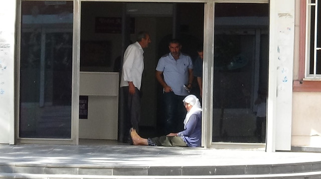 Oğlunu terörden kurtaran Hacire Akar, HDP binası önünde oturma eylemi yapmıştı.