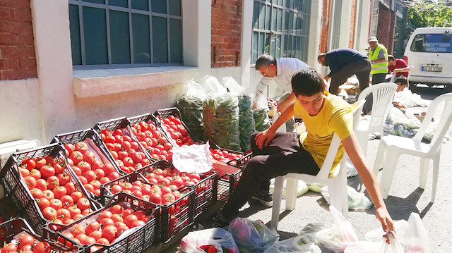 Dernek üyeleri kendi aralarında topladıkları paralar ile aldıklarını meyve ve sebzeleri dernek önünde ihtiyaç sahiplerine dağıtıyor. 