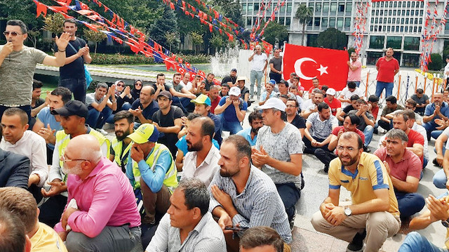 İmamoğlu'nun işten attığı İBB çalışanları, belediye önündeki protestolarına devam ediyor.