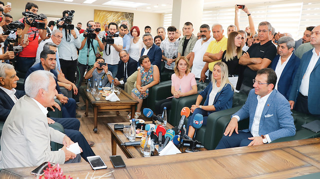 Ekrem İmamoğlu HDP'li eski Belediye Başkanlarına destek olmak için Diyarbakır'a gitti. 