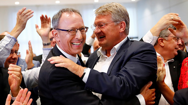 Almanya (AfD) partisi lideri Joerg Meuthen (sağda),  AfD'nin Saksonya adayı Joerg Urban'ı kutladı.