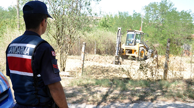 Malkara'nın Gönence Mahallesi Mezarlık mevkisinde yaşayan Nevriye Köroğlu, müstakil evinin bahçesinde define olduğu söylentileri üzerine resmi izin alarak, boş arazide kazı çalışması başlattı.