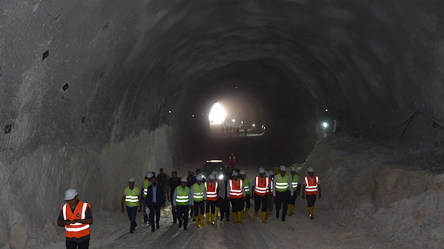 Toplam bin 230 metre uzunluğundaki 'Hasankeyf Tüneli'nde sona yaklaşıldı.
