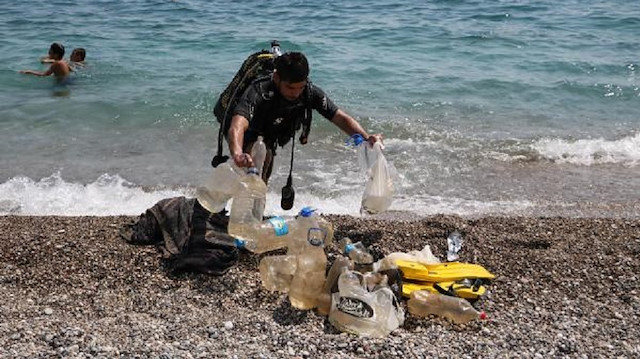 Prof. Dr. Mehmet Gökoğlu ve öğrencisi Mehmet Alagöz, sahili temizledi.
