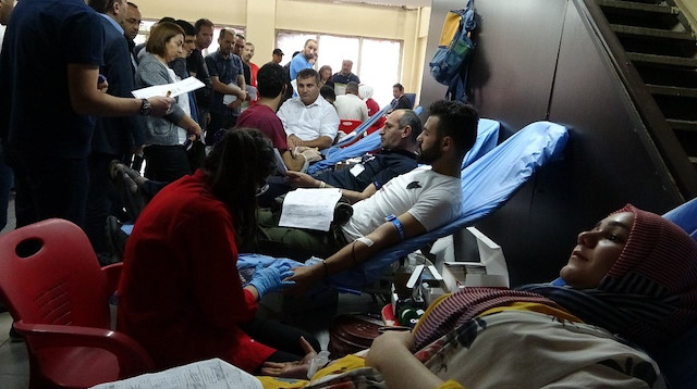 Kampanyaya destek olmak amacıyla Türk Kızılayı Kan Merkezine gelen vatandaşlar, kan ve kök hücre bağışında bulundu. 