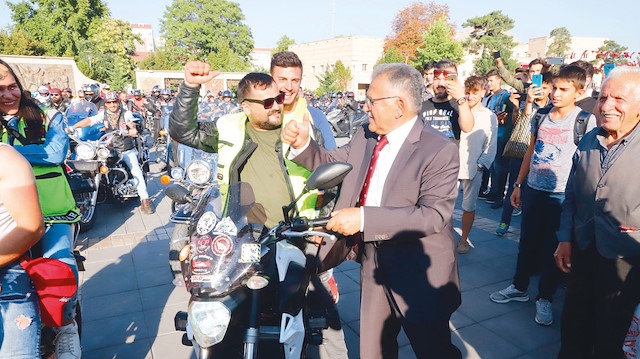 Bu tür etkinliklerin buluşmaya ve dayanışmaya katkıda bulunması temennisini dile getiren Başkan Büyükkılıç, daha sonra Erciyes Moto Fest’in startını verdi.