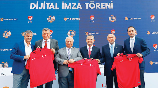 Turkcell yöneticilerine A Milli Futbol Takımı formaları hediye edildi.