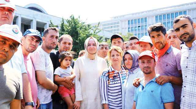 AK Parti Genel Başkan Yardımcsı Fatma Betül Sayan Kaya ve beraberindeki heyet  belediye önünde eylem yapan işçileri ziyaret etti.