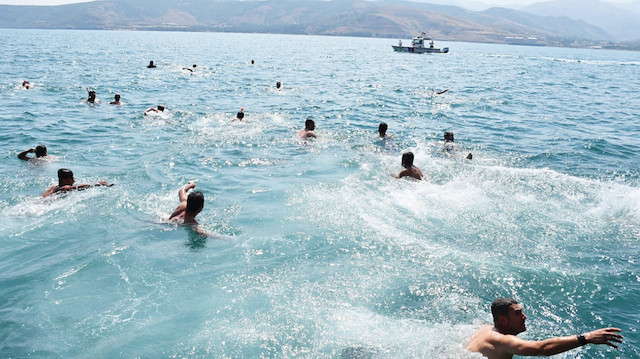 Etkinliğe katılanlar 5 kilometre mesafede olan Hanelmalı Köyü’ne kadar kulaç attı ve sahilde çevre temizliği yaptı.