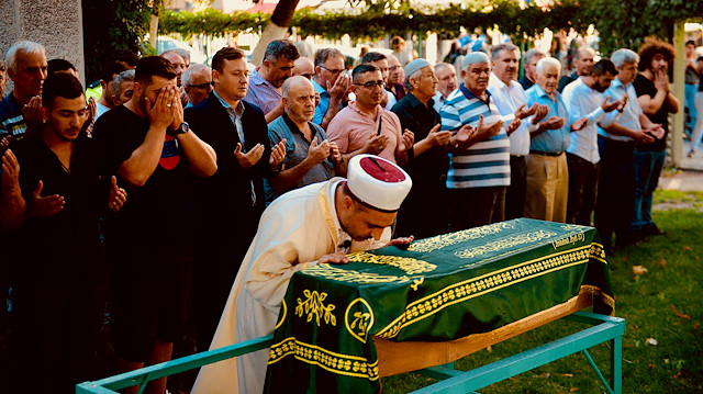 Cenaze namazı sonrası gözyaşlarını tutamayan imam, Eymen'in minik tabutunu öptü.