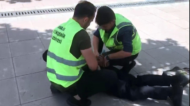 Kendini savcı olarak tanıtan şahıs cami avlusunda suçüstü yakalandı.