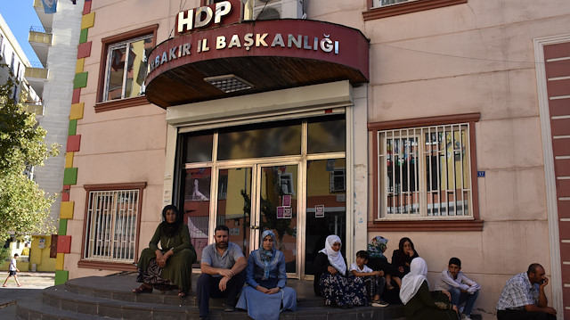Dağa kaçırılan çocukların aileleri HDP binası önünde oturma eylemi yapmaya devam ediyor.