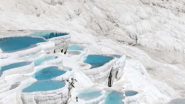 ​Pamukkale'yi üç aylık dönemde 1 milyon 100 bin yerli ve yabancı turist ziyaret etti.