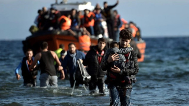 Yunanistan'dan Avrupa'ya gitmeye çalışan mülteciler.