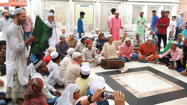 Delhi’de Nizameddin Evliya türbesinin avlusunda sufi müziği “kavvali” icra eden bir grup.