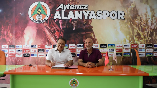 Hasan Çavuşoğlu ve Ali Arslan sponsorluk anlaşmasına imzayı attılar.