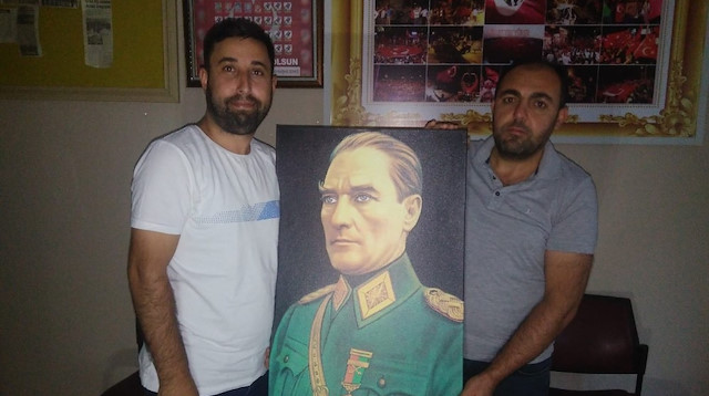  Ahmet Keleci, beraberinde getirdiği Atatürk ve Başkan Erdoğan’ın el dokuması iplikten yapılan portrelerini hediye etti.