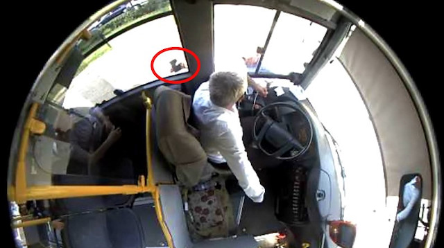Şoförün baltayla korku saçtığı o anlar otobüsün güvenlik kamerasına yansıdı.