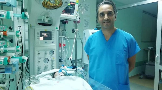 Doç. Dr. Mehmet Taşar ve yapay damar takılan bebek. 