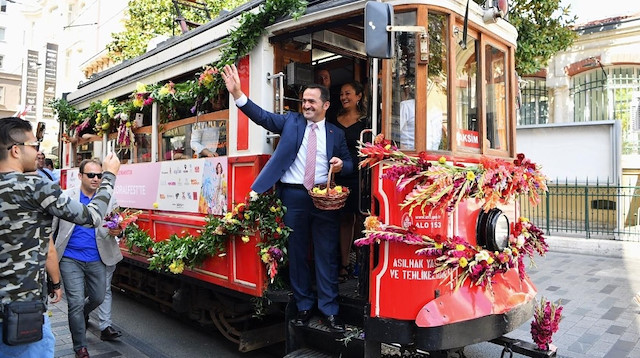 Başkan Haydar Ali Yıldız, tramvayla tüm caddeyi gezdi. 