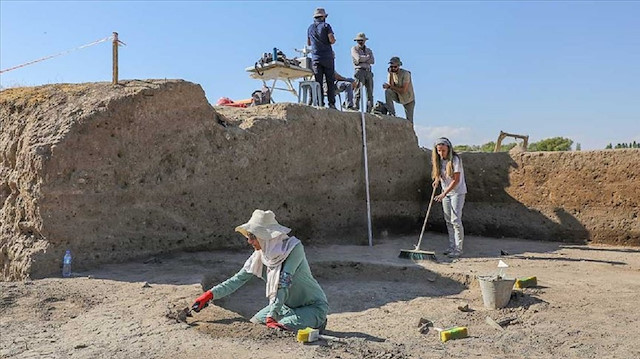 Çalışmalarda 5 bin yıl öncesine ait 2 oda ile İlk Çağı dönemine ait çanak ve çömleklere ulaşıldı.
