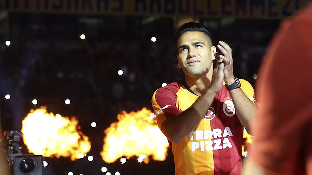 Galatasaray taraftarlar imza töreninde Falcao'ya büyük sevgi gösterilerinde bulundu.