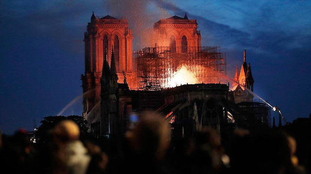 Notre Dame Katedrali yanarken çekilen bir görüntü / Arşiv