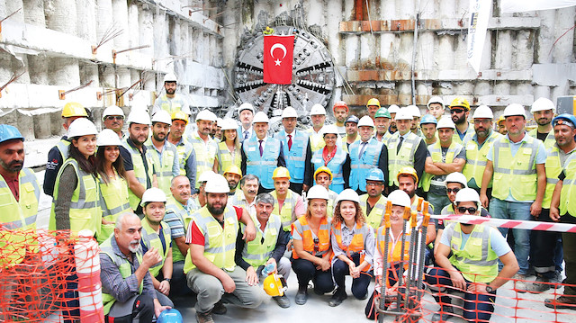 Bakan Turhan ve beraberindeki heyet metro inşaatında incelemelerde bulundu.
