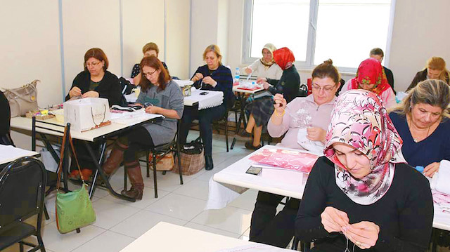 Ekrem İmamoğlu 60'a yakın şubesini kapattığı İSMEK kurslarında çalışan 2500 personelin de işine son verdi.