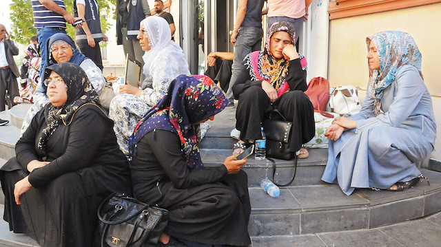 HDP Diyarbakır İl Başkanlığı önünde evlatlarını geri almak için oturma eylemi yapan anneler