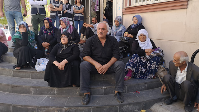Nöbet tutan Diyarbakır annelerine 'imzalı' destek
