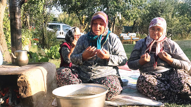 Kırklareli’de kadınlar ilahiler eşliğinde kaynattıkları aşureyi, duaların ardından komşularına dağıtıyor.