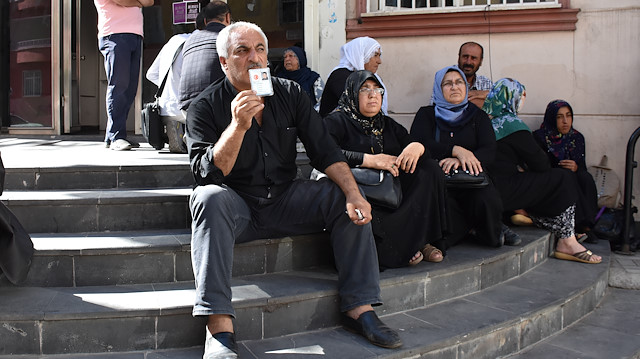 Diyarbakır'da aileler, HDP binası önünde eylemini sürdürüyor. 