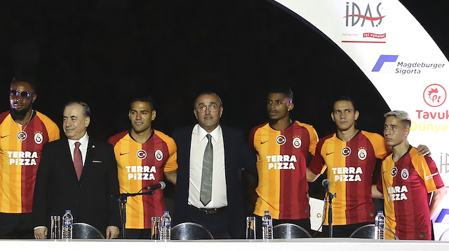 Galatasaray yeni transferleri için Türk Telekom Stadı'nda imza töreni düzenledi.