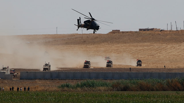 Türk askeri ve ABD birliklerinin kara devriyesine helikopterler de eşlik etti.