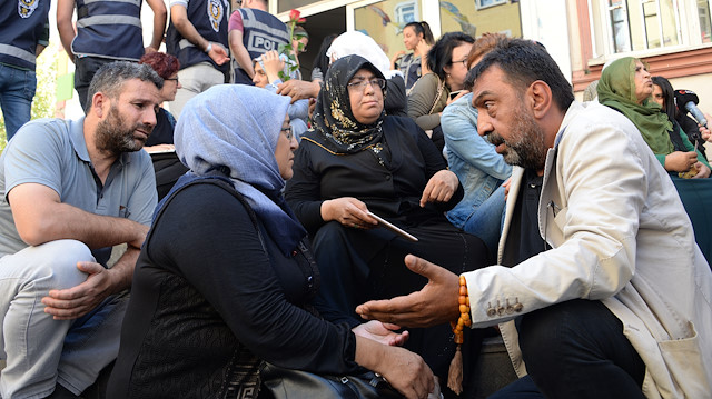 Diyarbakır'da HDP önündeki oturma eylemine sanatçılardan destek.