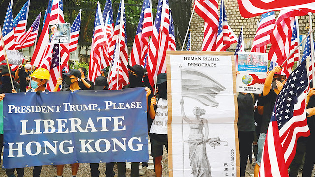 Hong Kong'ta göstericiler Donald Trump'a  “Hong Kong’u Özgürleştir” sloganıyla çağrıda bulundu.