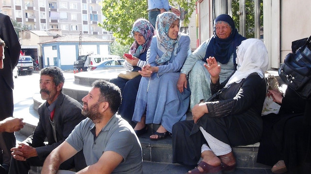 HDP önünde oturma eylemi yapan aileler