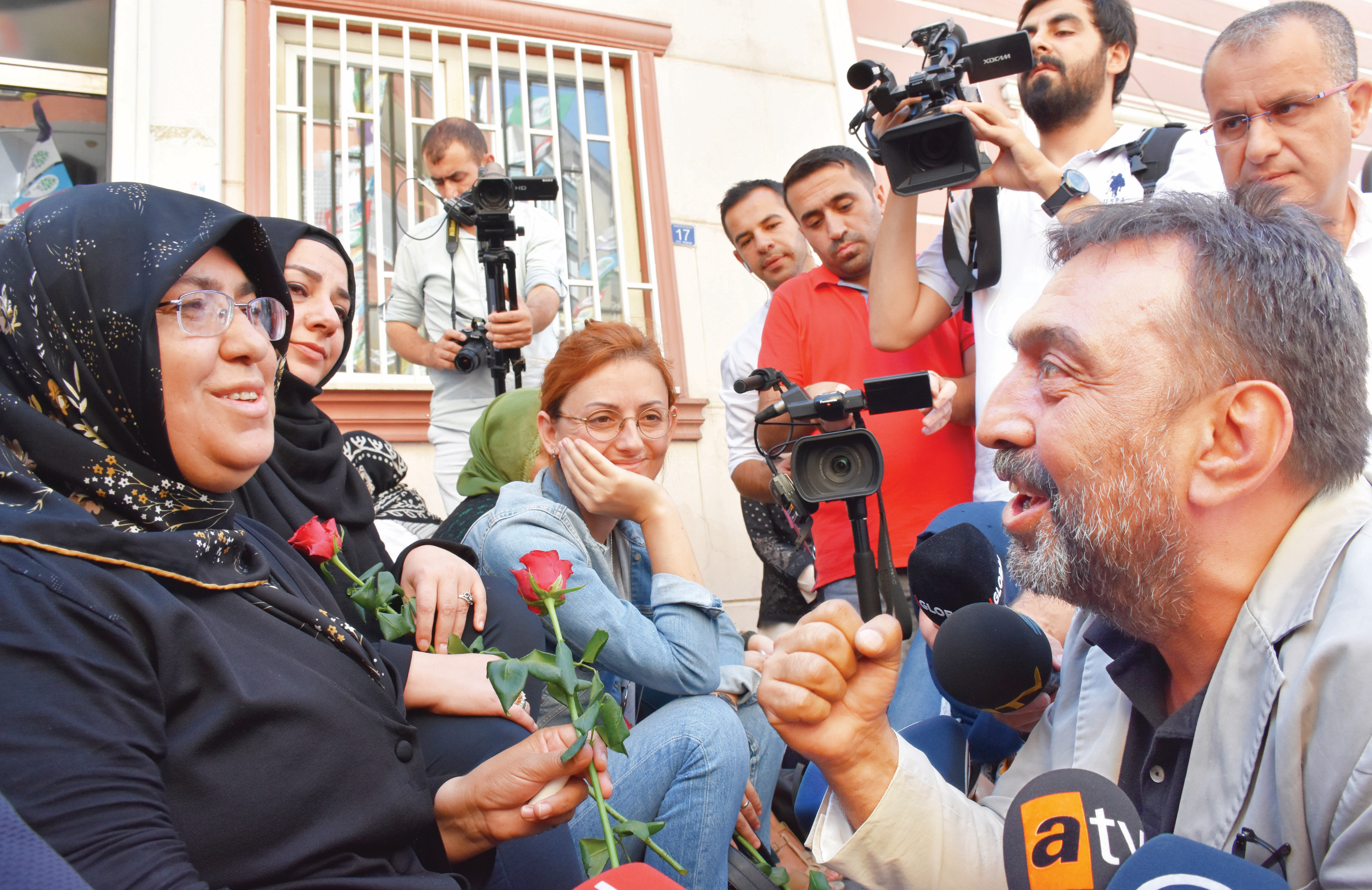 Bir çok ünlü isim annelere destek verdi.