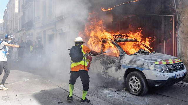 Protestocular, polis aracını ateşe verdi.