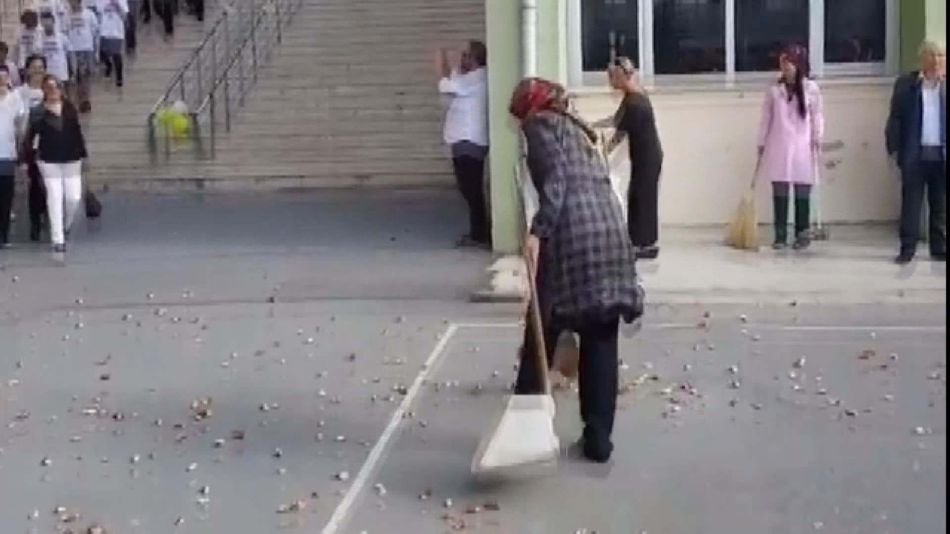 Yere atılan simitleri çalışanlar temizledi.