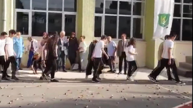 Kadıköy Anadolu Lisesi'nde yeni gelen öğrencilere 'karşılama töreni' adı altında simit atıldı.