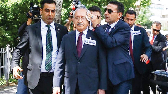 Kemal Kılıçdaroğlu (ortada)
