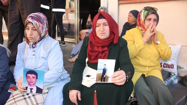 Mothers wait in front of HDP headquaerter in Diyarbakır