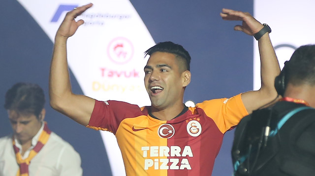 Galatasaray Kulübü, Falcao ile birlikte yeni transferlerine stadyumda imza töreni düzenledi.