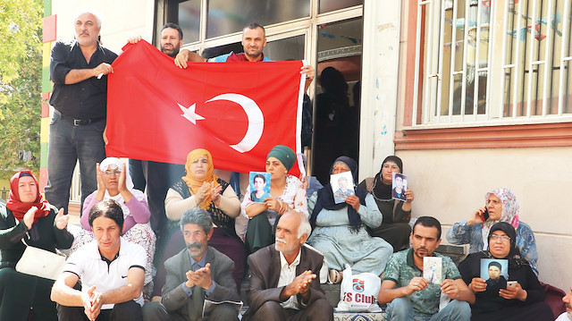Ailelere destek için Trabzon’dan gelen Abdullah Özer, eylemi sürdüren anne ve babalarla görüştü.  Desteklerini belirten Özer, eyleme katılan baba Rauf Biçer ile beraberinde getirdiği Türk bayrağını açtı.  Eyleme katılan baba Şevket Altıntaş, Türk bayrağını öptü. Özer, daha sonra bayrağı aileler adına Rauf Biçer’e  hediye etti. Aileler bu sırada, alkışlarla “Susma, sustukça sıra sana gelecek” sloganı attı. Baba Biçer de  “Bu bayrak inşallah hiçbir zaman inmeyecek. Çanakkale Savaşı’nda başardık, her zaman başaracağız” dedi. 