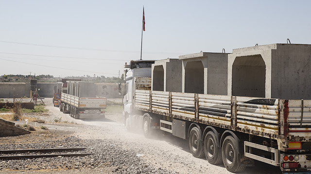 ​Turkey sends concrete blocks to Syria border