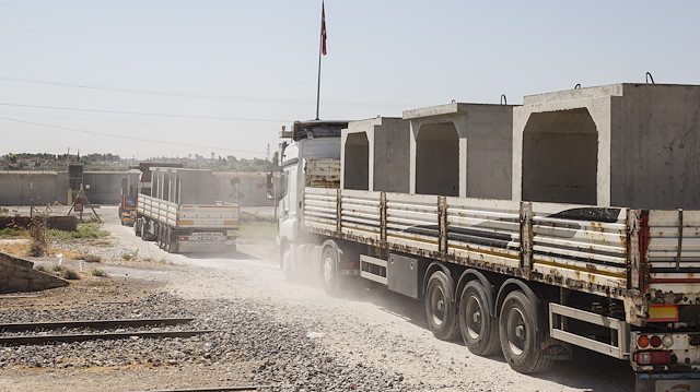 Beton blok yüklü TIR'lar Suriye sınırındaki askeri bölgeye giriş yaptı.